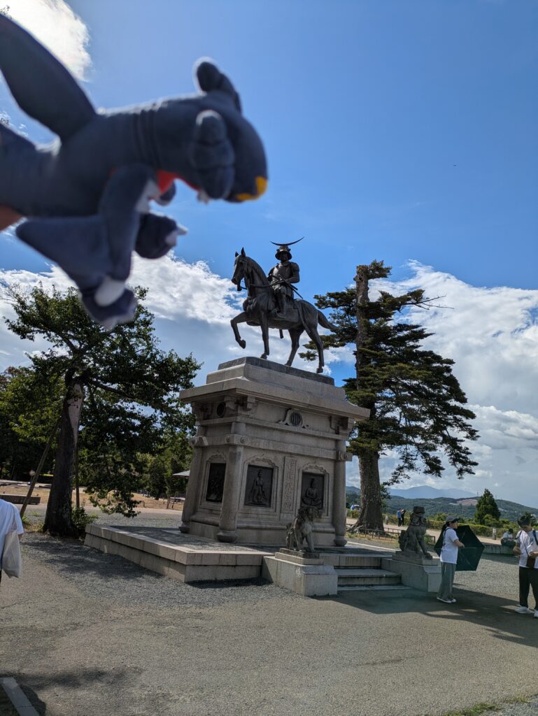 다테 마사무네 기마상과 포켓몬 GO를 하며 함께 찍은 한카리아스