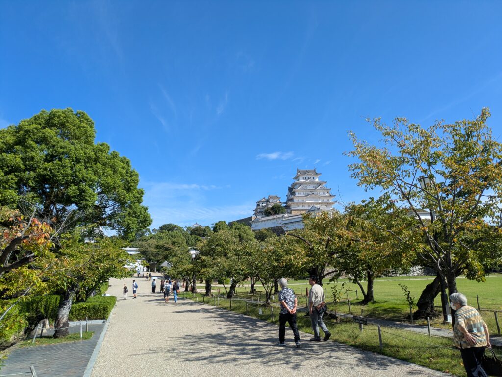 在晴朗的天空下,享有白鹭城美誉的纯白姬路城大天守巍然耸立的全景