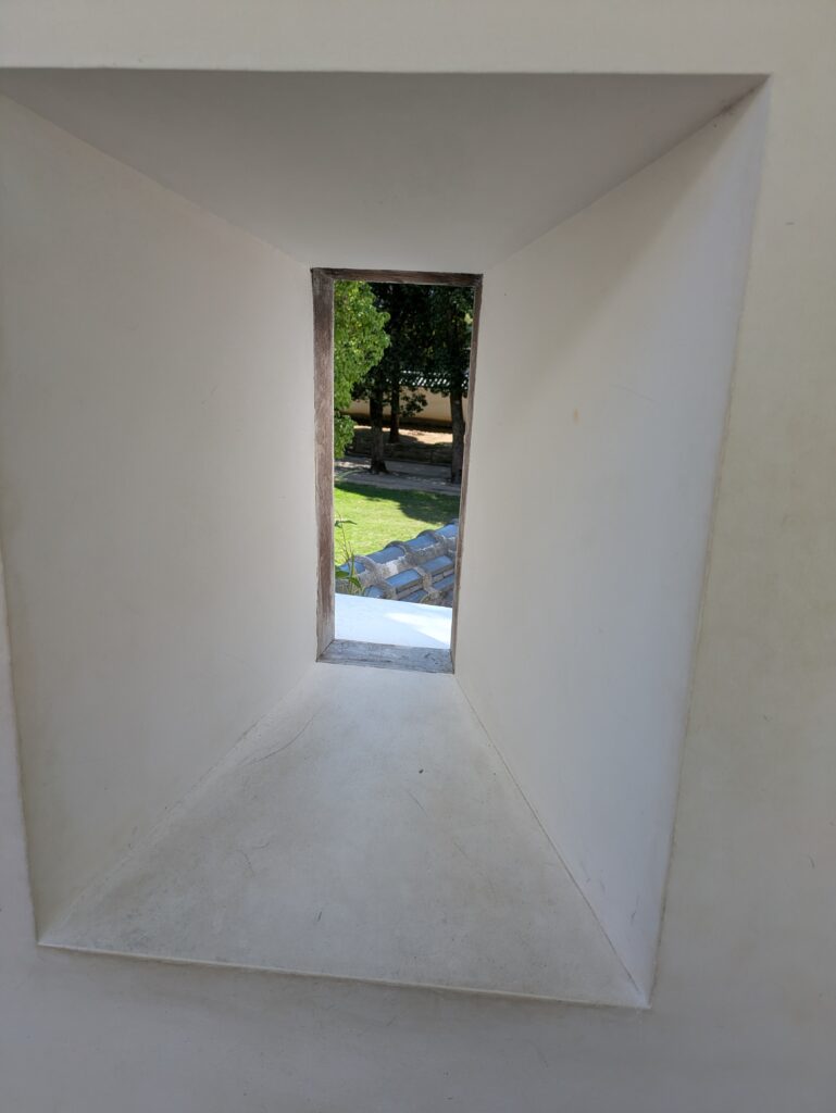 姬路城白色墙壁上专门为了发射铁炮或弓箭而设计的防御用窗口狹间的特写