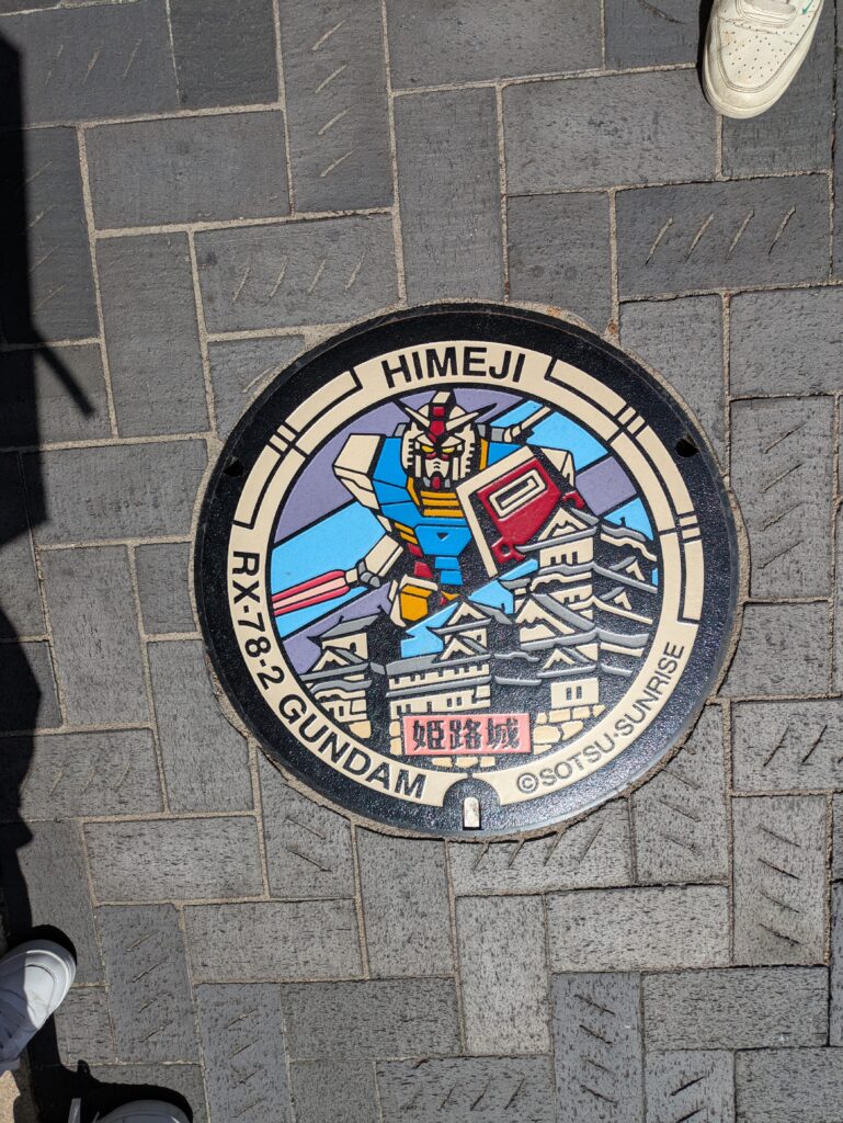 安装在姬路市街头路面上的定制版机动战士高达元祖高达图案艺术井盖