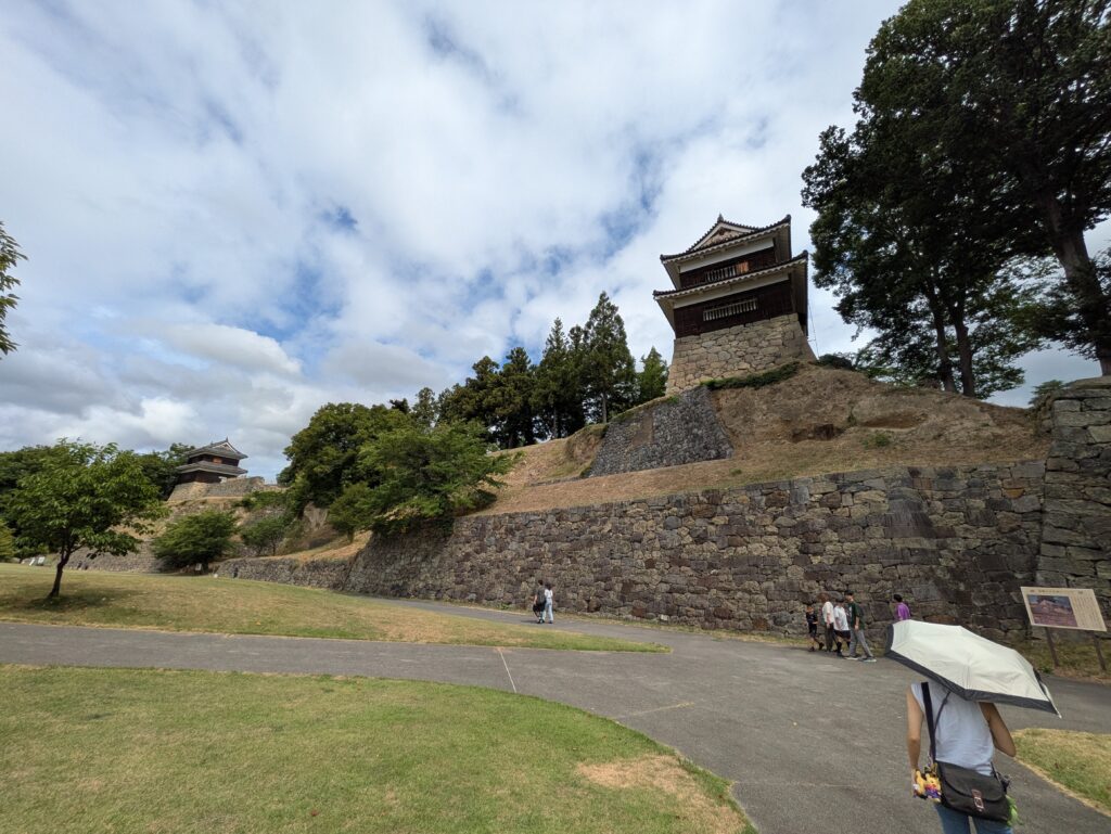 上田城南橹矗立于石垣之上,蓝天白云下的古城风景