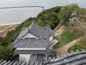 唐津城の天守から見下ろした櫓と唐津の海