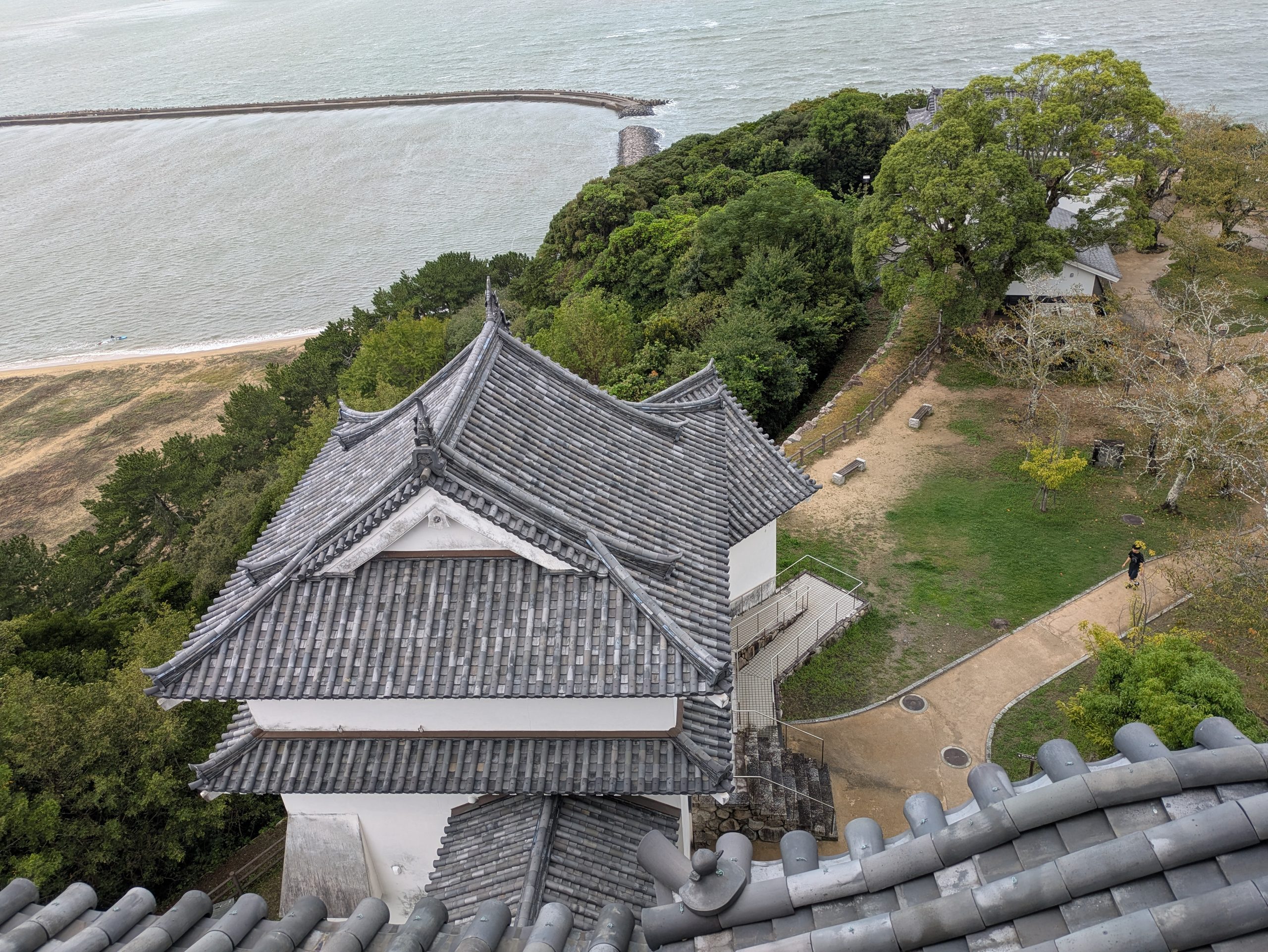 唐津城の天守から見下ろした櫓と唐津の海