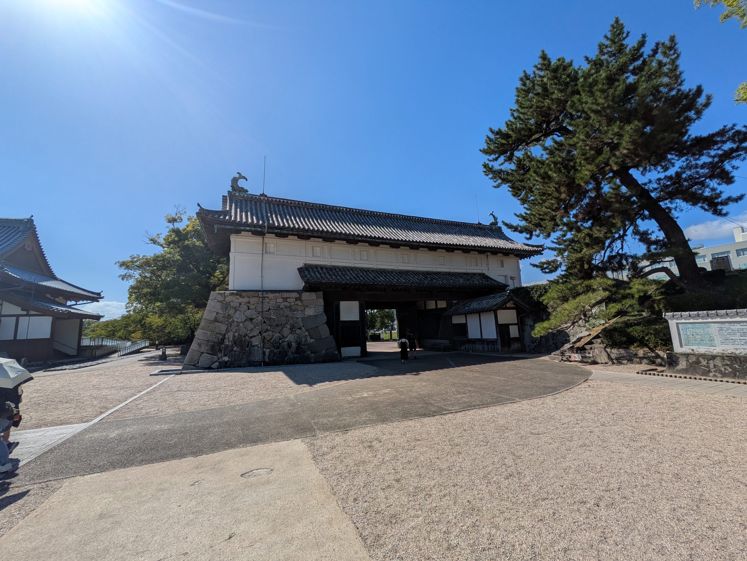 佐賀城跡の門と石垣