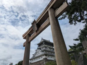 小倉城 八坂神社の鳥居越しに見る天守