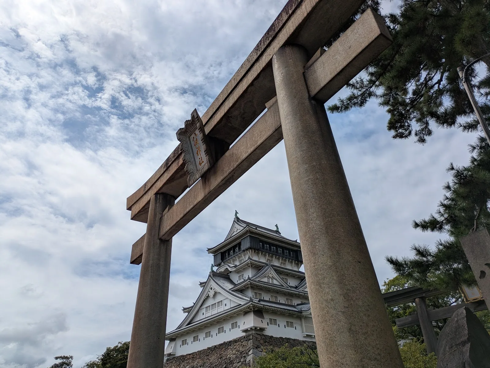 小倉城 八坂神社の鳥居越しに見る天守