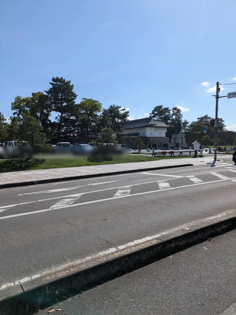 Parking in front of the Shachi Gate of Saga Castle and the statue of Nabeshima Naomasa (seen from across the road)