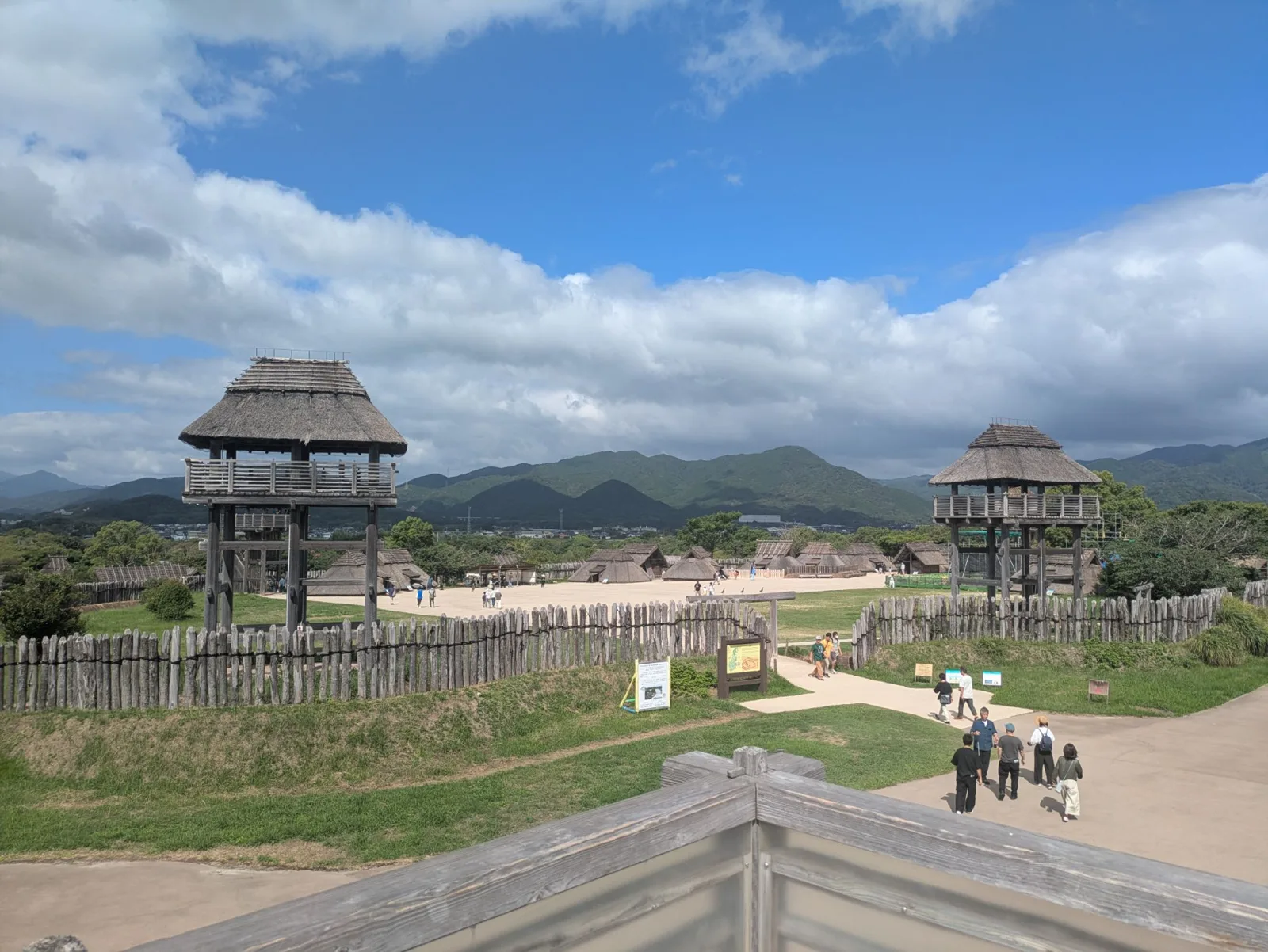 吉野ヶ里歴史公園 物見櫓から見た南内郭と竪穴住居
