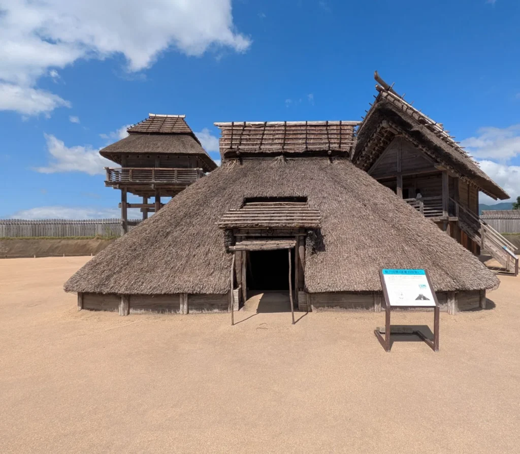 Pit dwelling (servants' house) and watchtower at the Yoshinogari Site